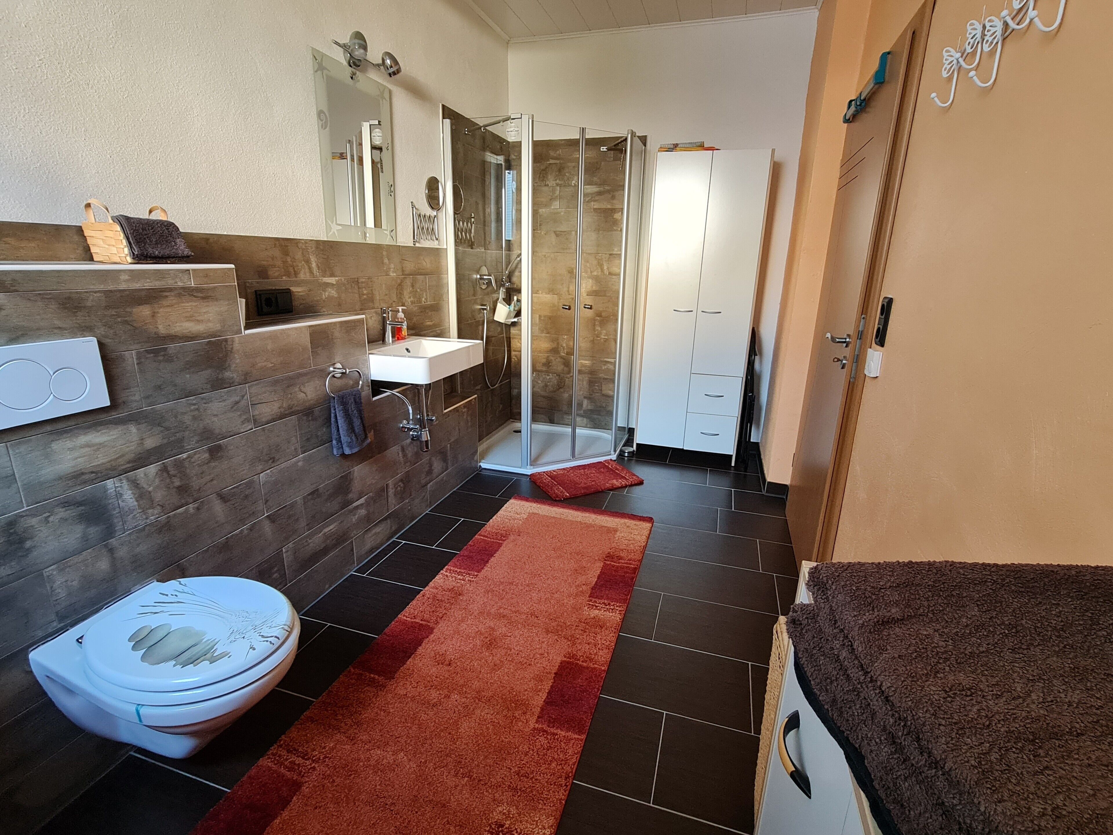 Een douche, gratis toiletartikelen, een haardroger, handdoeken