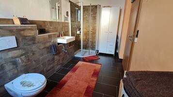 Een douche, gratis toiletartikelen, een haardroger, handdoeken