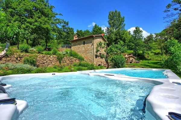 Outdoor spa tub