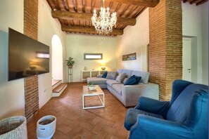 Televisión y chimenea 