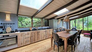 Kühlschrank, Mikrowelle, Geschirrspüler, Toaster