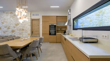 Réfrigérateur, micro-ondes, lave-vaisselle, grille-pain