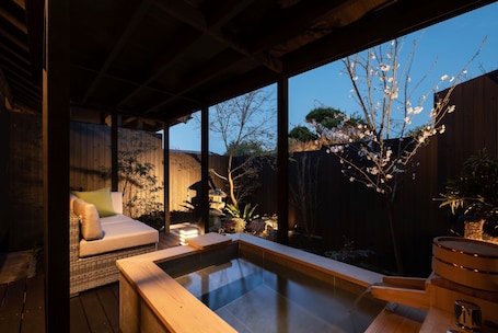 Deluxe Triple Room | Bathroom | Free toiletries, hair dryer, slippers, bidet
