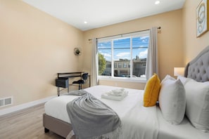 Family House | Desk, laptop workspace, iron/ironing board, free WiFi