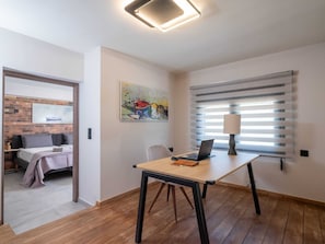 2 camere, una scrivania, ferro/asse da stiro, lenzuola