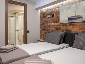 2 slaapkamers, een bureau, een strijkplank/strijkijzer, beddengoed