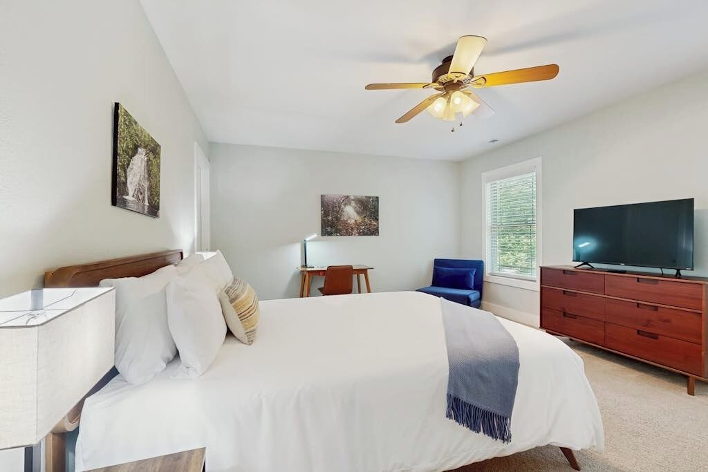 3 habitaciones, tabla de planchar con plancha, internet y ropa de cama 