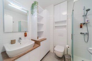 Familienapartment, Mehrere Schlafzimmer (Apartment Saga With Terrace And) | Badezimmer | Dusche, Haartrockner, Handtücher, Seife
