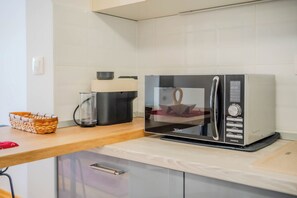 Departamento familiar, varias habitaciones (Apartment Saga With Terrace And) | Cocina privada | Refrigerador, microondas, horno y parrilla de estufa 