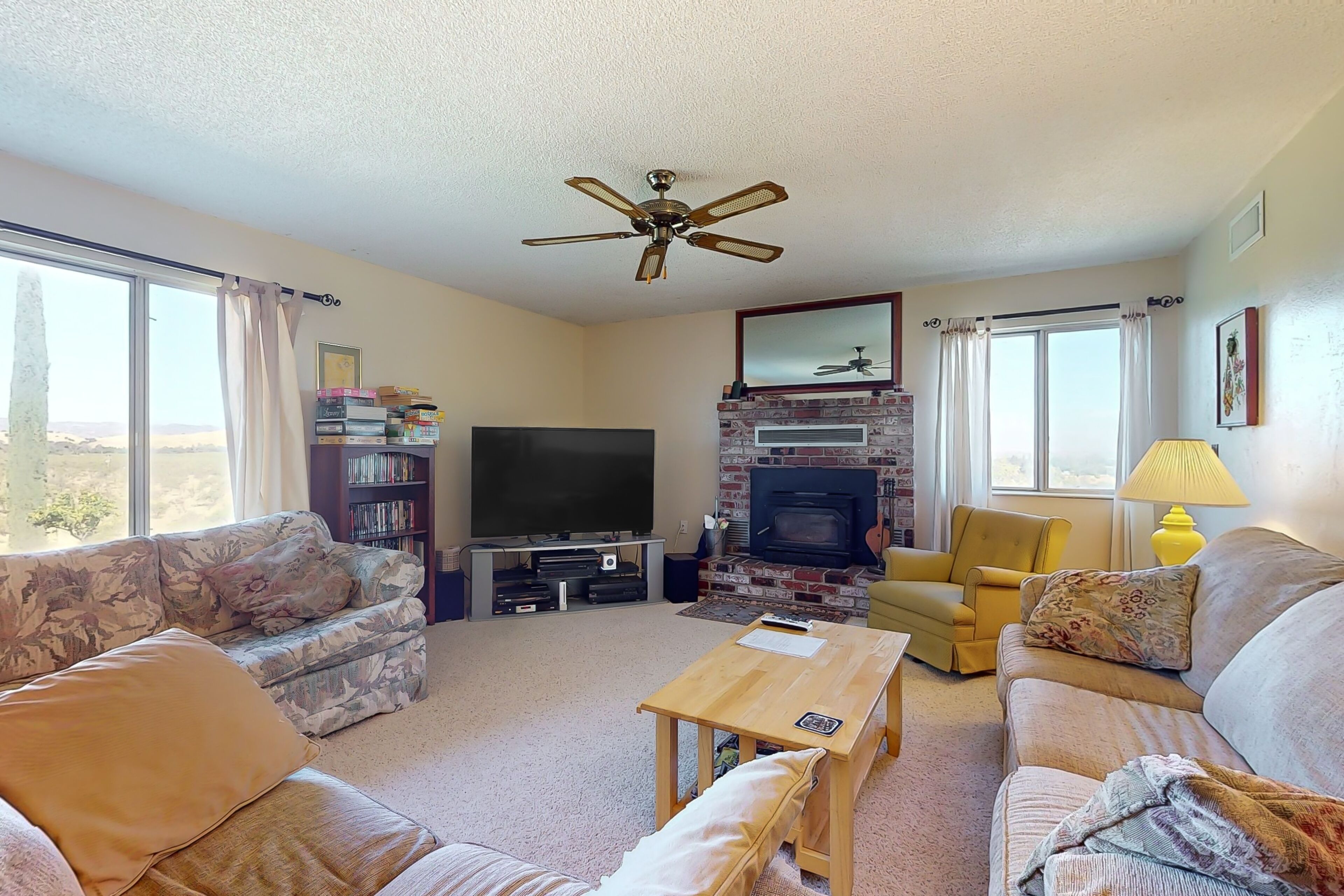 Sierras-view home with pool, grill, wood-burning fireplace, and AC - dogs ok