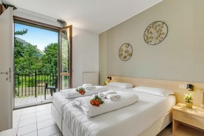 1 bedroom, bed sheets - Porto Letizia Roma 4, Porlezza, Italy (Porlezza)