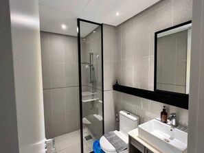 吹风机、坐浴桶、毛巾、肥皂