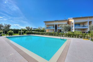 Een seizoensgebonden buitenzwembad