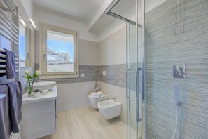 Familienapartment, Mehrere Schlafzimmer (Una Meta Tra Gli Ulivi) | Badezimmer | Dusche, Haartrockner, Bidet, Handtücher