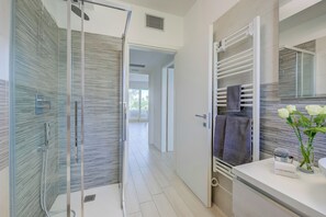 Family Apartment, Multiple Bedrooms (Una Meta Tra Gli Ulivi) | Bathroom - Una Meta Tra Gli Ulivi (Peschiera del Garda)
