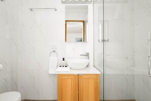 Dusj, hårføner og håndklær