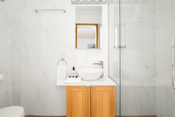Douche, sèche-cheveux, serviettes fournies, shampoing