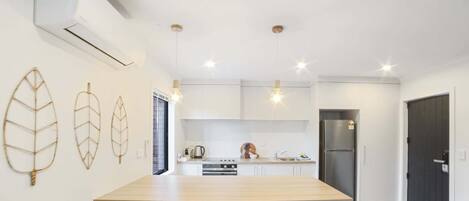 Jääkaappi, mikroaaltouuni, uuni, liesi