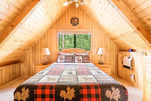 New! Bearadise ~ Peaceful Pinegrove Chalet