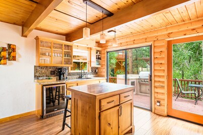 New! Bearadise ~ Peaceful Pinegrove Chalet