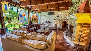 Smart TV, fireplace