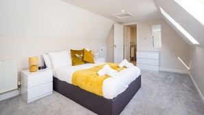 Ein Schlafzimmer mit Bett, Nachttisch und einem Oberlicht.
