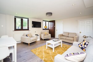 Casa Deluxe | Zona de estar | Smart TV de 45 pulgadas con canales digitales