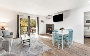 Televisión, chimenea, libros