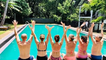 Kolam renang terbuka, dibuka dari pukul 8:00 hingga 20:00, payung kolam