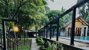 A pathway leading to a building with a covered walkway and a small garden area with plants. - The Countryside Udawalawe (Udawalawa)