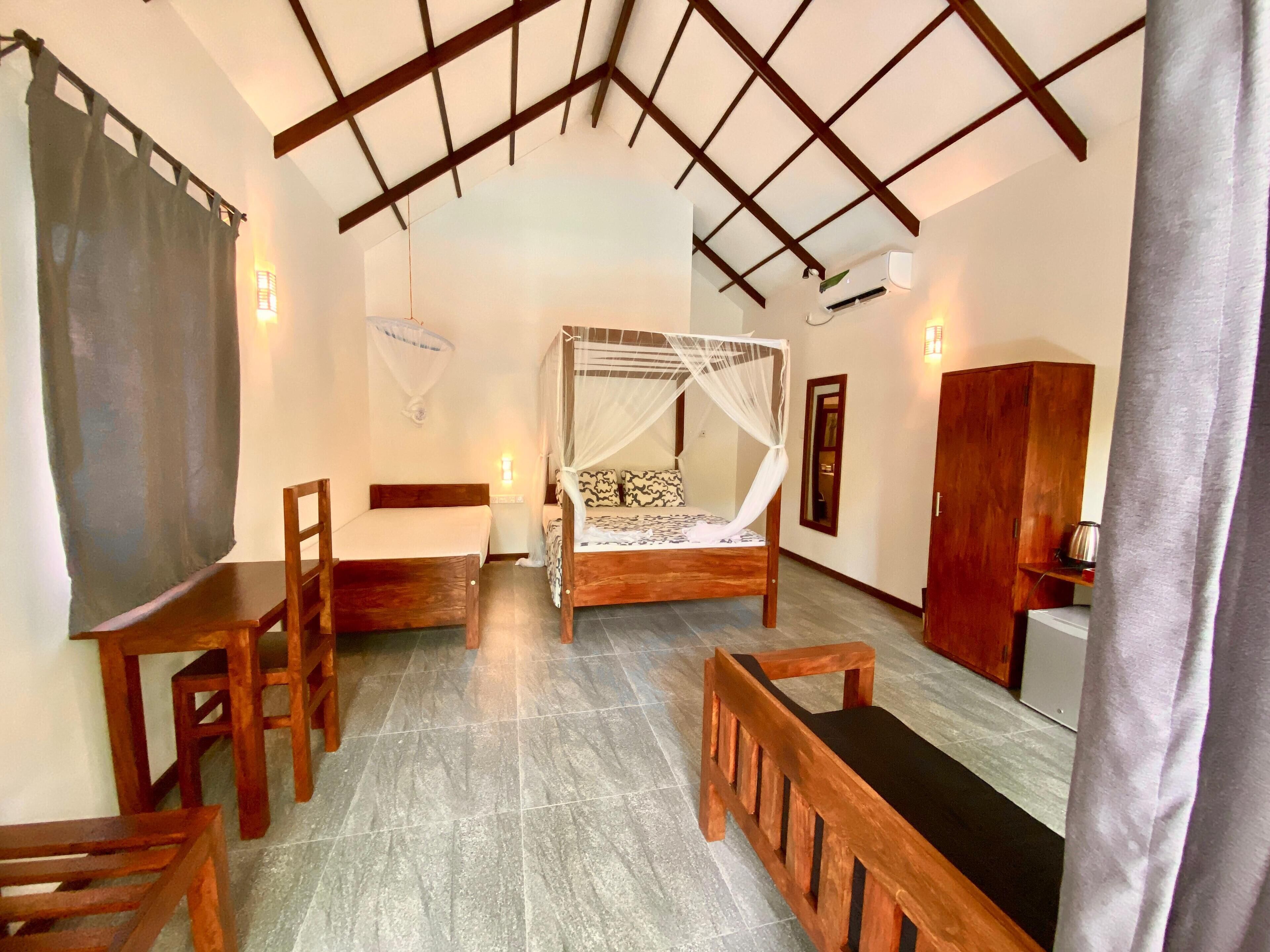 Quarto triplo luxo | Frigobar, escrivaninha, Wi-Fi de cortesia, roupa de cama