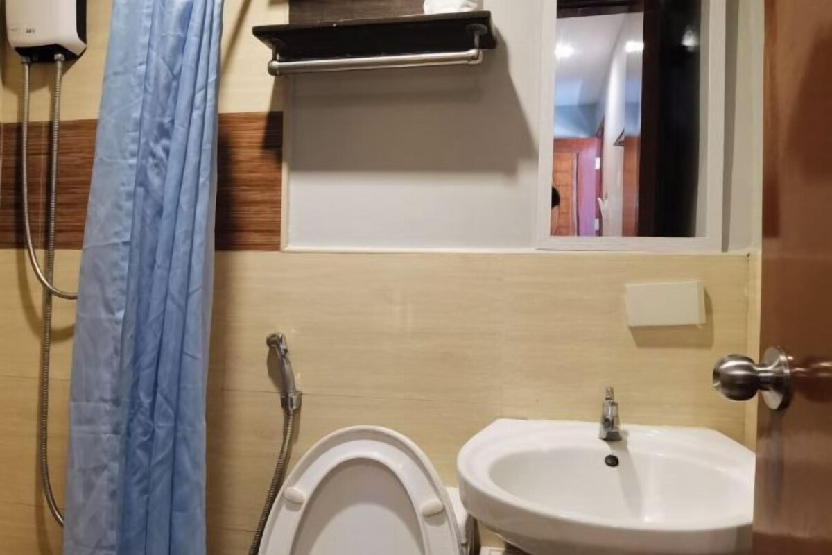 バスルーム | シャワー、レインフォールシャワー、トイレットペーパー