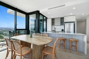 Classic-Apartment | Eigene Küche | Großer Kühlschrank, Mikrowelle, Ofen, Geschirrspüler