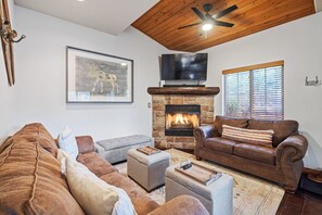 TV, fireplace, books - Lille's Park City - 2.5mi to Canyons - 5mi to Main (Park City)