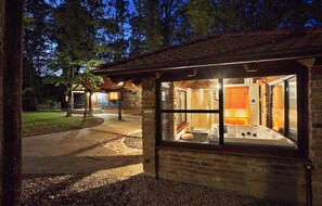 Outdoor spa tub