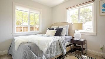 3 habitaciones, tabla de planchar con plancha, wifi y ropa de cama