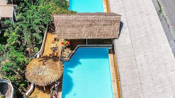 3 piscines extérieures, parasols de plage, chaises longues