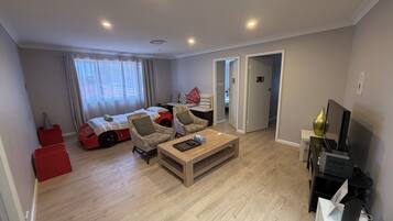 5 bedrooms, desk, iron/ironing board, WiFi