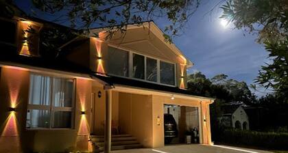Sydney Golden Swan Holiday house: Pool and Spa Smart Home with game room