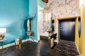 Deluxe kamer, 1 twee- of 2 eenpersoonsbedden | Een kluis op de kamer, geluiddichte muren, een strijkplank/strijkijzer