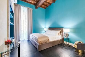 Deluxe kamer, 1 twee- of 2 eenpersoonsbedden | Een kluis op de kamer, geluiddichte muren, een strijkplank/strijkijzer