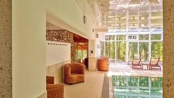 2 piscinas internas, funciona das 7h30 às 21h, espreguiçadeiras