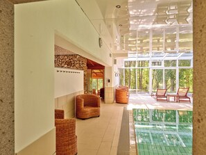2 piscinas internas, funciona das 7h30 às 21h, espreguiçadeiras