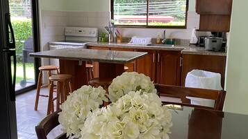 House, 3 Bedrooms, Smoking, Private Pool | Private kitchen