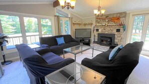 TV, lareira, mesa de pingue-pongue