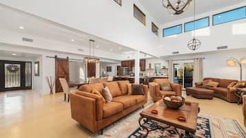 TV connectée, cheminée, jeux vidéo, livres