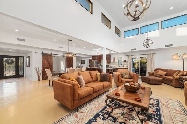 Smart TV, lareira, videogames, livros