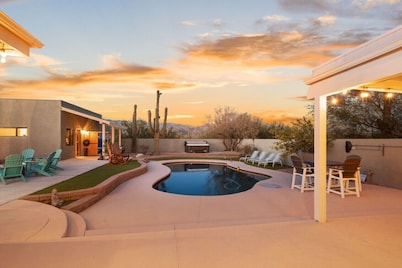 Luxury Southwest Gem with Pool & Spa near Mt. Lemon!