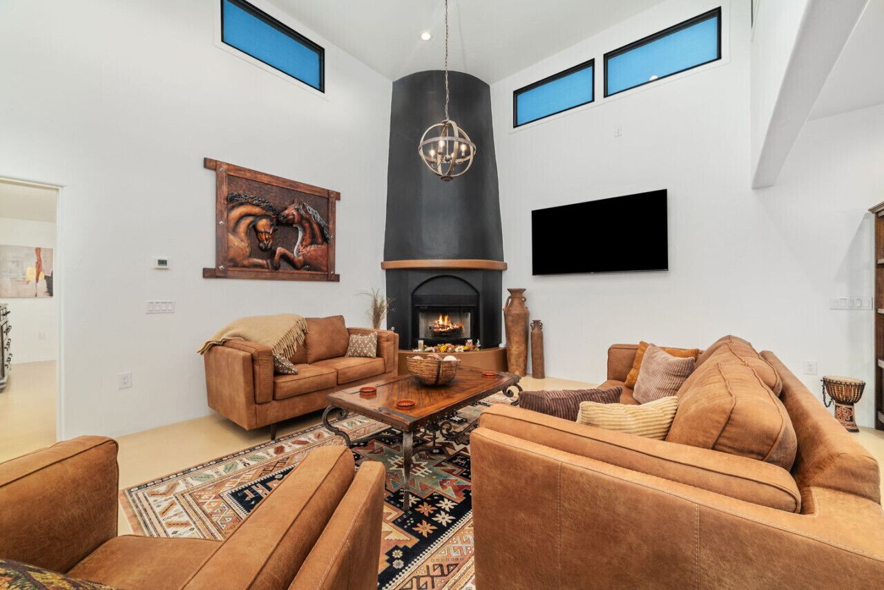 TV connectée, cheminée, jeux vidéo, livres