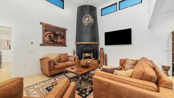 TV connectée, cheminée, jeux vidéo, livres